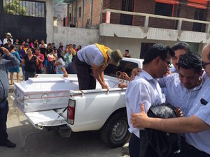 Beistand für Angehörige der Toten in Motozintla, Chiapas. Sarg wird zum Heimtransport befestigt.
