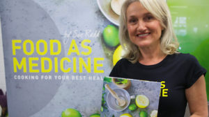 Sue Radd mit ihrem Buch „Food as Medicine“