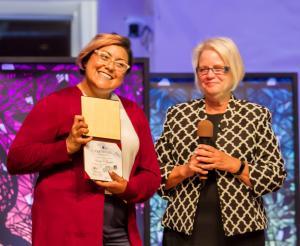 Pastorin Beverly Maravilla (links) mit Pastorin Sandy Roberts, Präsidentin der Southeastern California Conference (SECC) 