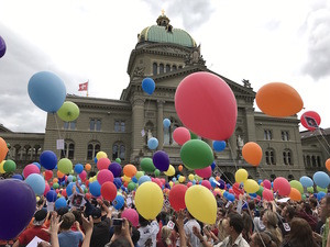 Abschluss der Kundgebung von 1.400 Kindern und Jugendlichen am 1. Juli auf dem Bundeplatz