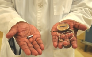 Kleinster Herzschrittmacher der Welt (links) im Vergleich zu herkömmlichem Gerät