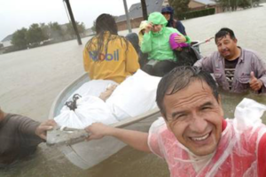 Der adventistische Pastor Exiquio Duran hilft Betroffenen des Hurrikans Harvey mit seinem Boot