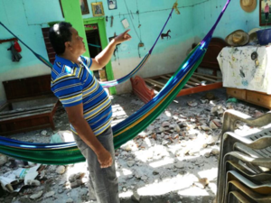 Erdbebenopfer in beschädigtem Haus, Chiapas/Mexiko