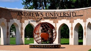 Ein Teil des Eingangsportals der Andrews University, Berrien Springs, Michigan/USA