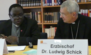 Bischof Matthew Kukah und Erzbischof Ludwig Schick beim Pressegespräch