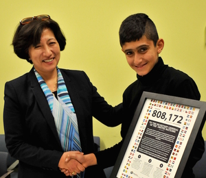 Der 12-Jährige Noeh übergibt die Petitionsurkunde an Kyoko Shiotani, Leiterin des Büros des Untergeneralsekretärs der UNO