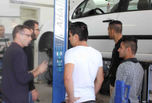 Flüchtlinge und Roma in Serbien absolvieren eine Anlehre als Automechaniker