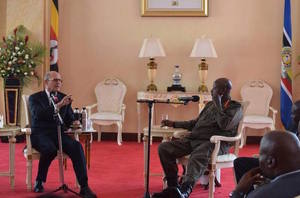 Ted Wilson (li.), Weltkirchenleiter, im Gespräch mit dem Präsidenten von Uganda, Yoweri Museveni