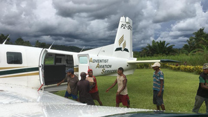 Beladen des Flugzeugs des adventistischen Flugdienstes AAS mit Hilfsgütern
