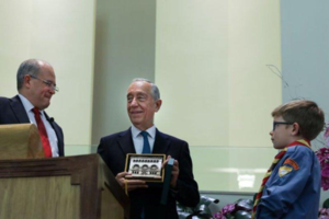 Pastor António Lopes Amorim mit Staatspräsident Marcelo Rebelo de Sousa (v.l.)