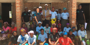 Mitarbeitende von ADRA Malawi mit dem Verpflegungsteam einer Schule
