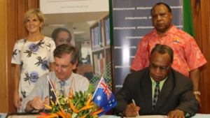 Australiens Aussenministerin Julie Bischop | Hochkommissar für PNG, Bruce Davis (li.) unterzeichnet mit Kepsie Elodo (ADRA)