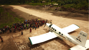 Die Dorfbevölkerung von Wetap, Papua Neuguinea, begrüsst den adventistischen Flugdienst 
