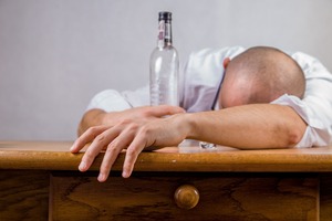 Bei Stress, Angst oder Überforderung greifen manche Menschen zu Alkohol