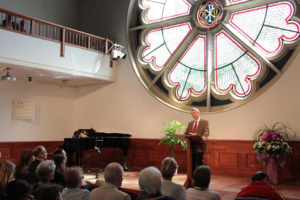 Prof. Bernhard Oestreich predigt in der Kapelle der Theologischen Hochschule Friedensau