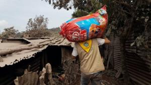 Ein Sack mit Waren wird von einem freiwilligen Helfer in Escuintla/Guatemala geliefert.
