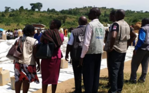 ADRA-Mitarbeitende aus Uganda besuchen und beobachten eine der WFP-Verteilungsstellen in der Flüchtlingssiedlung Rwamwanja