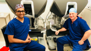 Die Chirurgen Dr. Yogesh Nikam und Dr. Stephen Pillinger (v.l.) mit Roboter-Chirurgie-System	