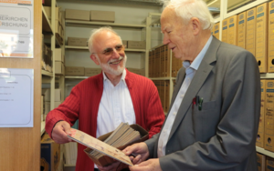 Archivübergabe in Friedensau: Gerhard Bially und Dr. Dietrich Meyer (v.l.)