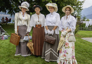 Mitglieder des Vereins «Belle Epoque Kandersteg» präsentierten am Sommerfest eine Modeschau