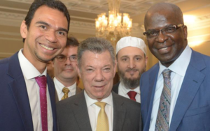 Erste Reihe: Präsident Juan Manuel Santos (mitte) mit Gabriel Villarreal (li.) und Dr. Ganoune Diop (re.)