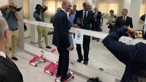 Pastor Ted Wilson testet ein Fitnessgerät im Ramses Kultur- und Gemeinschaftszentrum in Kairo