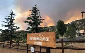“Pine Springs Ranch” mit dem Cranston Feuer im Hintergrund