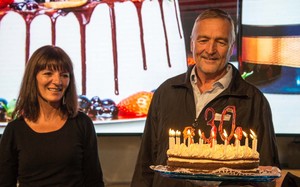 Daniel Hofer, Leiter von AVC, nimmt mit seiner Frau Judith die Geburtstagtorte in Empfang