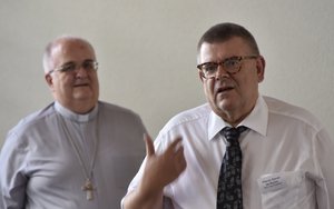 Weihbischof Denis Theurillat und Pfarrer Daniel de Roche (v.l.)
