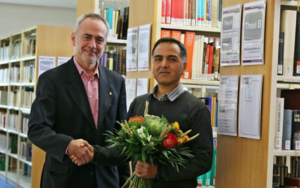 Rektor Prof. Dr. Roland Fischer (li.) begrüsst Raul Cervantes als Bibliotheksleiter