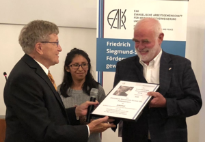 EAK-Bundesvorsitzender Dr. Christoph Münchow überreicht Friedenspreis an EIRENE-Vorstandsvorsitzenden Dr. Reinhard J. Voss (re.)