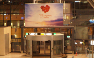 Werbefläche der Kampagne „Ich habe nie aufgehört dich zu lieben!“ am Flughafen Stuttgart