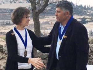 Gillian Kingston, stv. Vorsitzende des Weltrats Methodistischer Kirchen, überreicht Daoud Nassar den Methodist. Friedenspreis