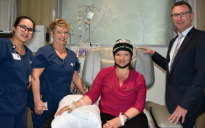 Mitarbeitende mit Patientin im Integrierten Krebszentrum des Sydney Adventist Hospital