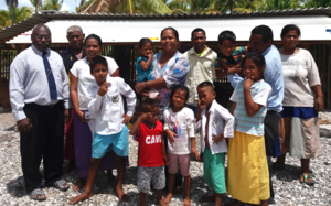 Mitglieder der Siebenten-Tags-Adventisten mit Kindern auf Nikunau, Kiribati 