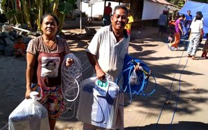 Betroffene des Tsunamis erhalten Nothilfeutensilien von ADRA
