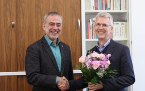 Rektor Prof. Dr. Roland Fischer verabschiedet Prof. Dr. Edgar Voltmer (rechts)