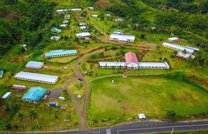 Luftaufnahme der Navesau Adventist High School auf Fidschi, mit rund 200 Internatsschülern 