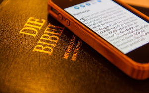Gedruckte und digitale Bibel