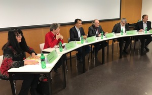 M. Streiff, EVP; A. Kyriacou, FVS-Präsident; M. Jost, Moderator; H. Bielefeldt; E. Nussbaumer, SP; G. Pfister, CVP (v.l.) 