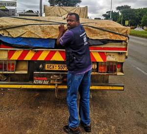 Ein Mitarbeiter von ADRA Simbabwe prüft die Ladung eines Nothilfetransports am 20. März nach Chimanimani