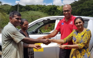 Projekt-Übergabe mit Landesdirektor von ADRA Fidschi, Iliapi Tuwai (2. von rechts)
