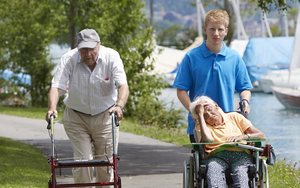 Ein Zivi unterstützt im Seniorenzentrum Wohnen im Alter Sonnmatt in Thun betagte Menschen.