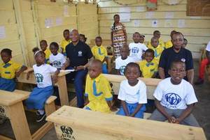 Klassenraum der „Children's Hope School“ mit neuen Schulbänken