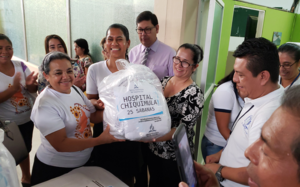 Adventistische Frauen übergeben Bettwäsche an das Personal des Krankenhauses von Chiquimula