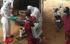 ADRA-Personal desinfiziert Krankenwagen sowie Haushaltsgegenstände von Ebola-Patienten 