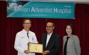2018: Übergabe des Halal-Zertifikats von Dr. Ir. Lukmanul Hakim, Indonesien, (Mitte) an Präsident des Taiwan Adventist Hospital