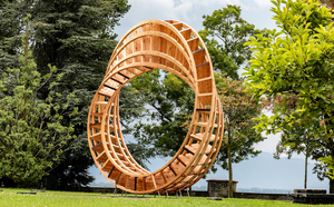Möbiusband als Holzskulptur von Gisbert Baarmann am Ufer des Bodensees in Lindau 