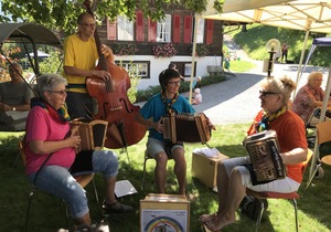 Die Volksmusik «rägebögeler» umrahmte das Sommerfest musikalisch