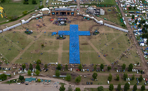 Guinness Buch der Weltrekorde: Kreuz mit 13.309 Personen dargestellt in OshKosh, Wisconsin/USA 
